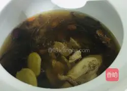 Cantonese flavor~ Tea tree mushroom and chicken leg soup recipe 3