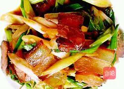 Illustration of how to stir-fry bacon with garlic sprouts 9