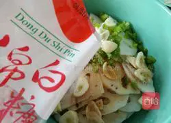 Illustration of how to make cold spicy lotus root slices 5