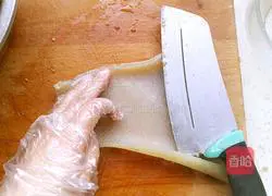 Illustration of how to mix lemon with pork rinds 6