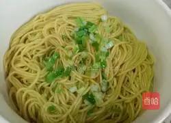 Illustration of how to make noodles with scallion oil 1