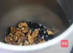 Illustration of how to make black bean and walnut drink 3