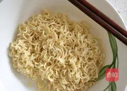 Illustration of how to make instant noodles 5