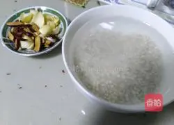 Illustration of how to make lily and barley rice paste 1