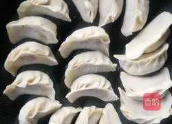 Illustration of how to make pot stickers with pickled cabbage 1