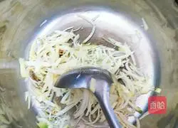 Illustration of how to make radish hot pot noodles 3