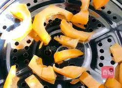 Illustration of how to make pumpkin teething biscuits 2