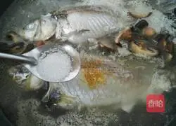 Illustration of how to make mushroom and crucian carp soup 6
