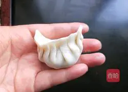 Illustration of how to make dumplings stuffed with sophora flower stuffing 13