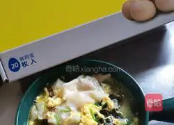 Illustration of how to make Wakame, shrimp skin and egg wontons 18