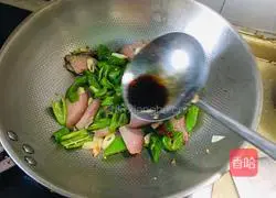 Illustration of how to stir-fry bacon with green pepper 6