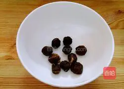 Illustration of how to make longan, red dates and white fungus soup 5