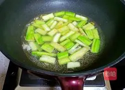 How to make loofah and tofu soup Illustration 4