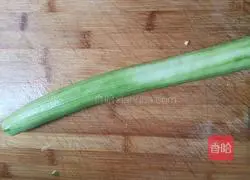 Illustration of how to make shrimp skin and loofah egg soup 2