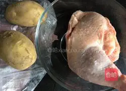 Illustration of how to cook chicken legs stewed with potatoes 1