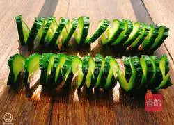 Illustration of how to make cold coir raincoat cucumber 2