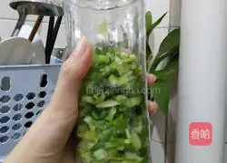 Illustration of how to make Chinese Valentine's Day dinner (celery) 3