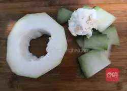 Illustration of how to make crucian carp and winter melon soup 1