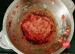 Illustration of how to make fungus, red dates, peanuts and beef tendon soup 6