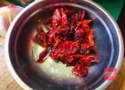 Illustration of how to stir-fry dry pepper, shredded potatoes and stir-fry noodles 2