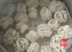 Illustration of how to make green onion flower rolls 11