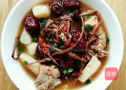 Illustration of how to make tea tree mushroom, yam and dragon bone soup 4