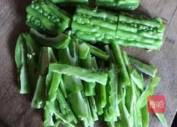 Illustration of how to make fried beef with bitter melon 1