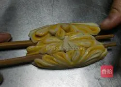 Illustration of making chrysanthemum steamed buns 15