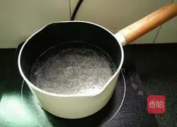 Illustration of how to make ham sausage, egg and vegetable noodles 4