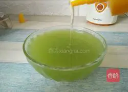 Illustration of how to make cucumber honey and pear juice 9