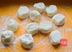 Illustration of how to make scallion pancakes 3