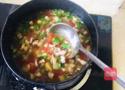 Illustration of how to make hand-made noodles with beef soup and potatoes 3