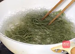 Illustration of how to make green pepper, egg and kelp noodles 5