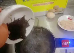 Illustration of how to make egg drop and seaweed soup 4