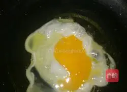 Illustration of how to make mushroom, tomato and egg noodles 4