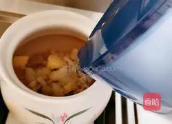 Illustration of how to make wolfberry corn chicken soup 5