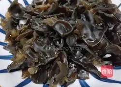 Illustration of how to make black fungus and egg soup 1