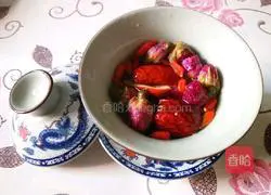 Illustration of how to make red dates, wolfberry and rose tea 2