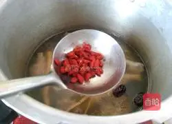 Illustration of how to make old hen soup 10