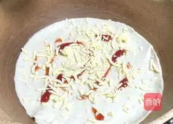 Illustration of how to make egg hand pizza 4