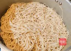 Illustration of how to make Xiangchou Meiyu Soy Sauce Fried Noodles 4