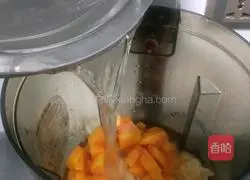 Illustration of how to make papaya and white fungus sweet syrup 10