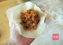 Illustration of making mushroom, carrot and pork buns 19