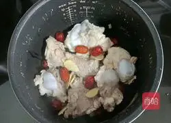 Illustration of how to make scallop, lotus root, peanut and pork bone soup 8