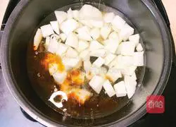 Illustration of how to make peach gum stewed with snow pear 6