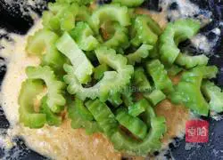 Illustration of how to bake bitter melon with egg yolk 5