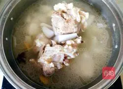 Illustration of how to stew white radish with big bones 12