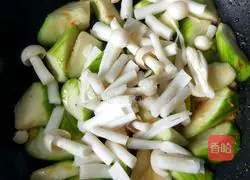 Illustration of how to make shrimp, luffa and mushroom soup 10