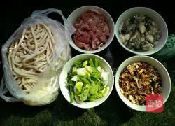 Illustration of how to make scallion and oyster meat noodle soup 2