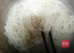 Illustration of how to make green pepper and shredded pork noodles 5 